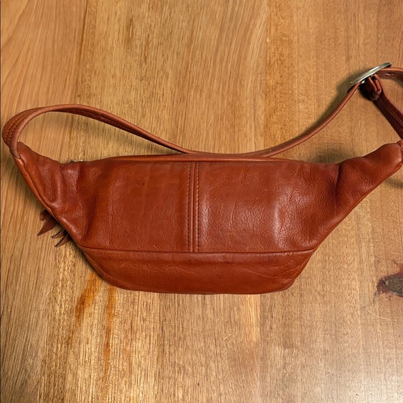 Sven USA Small Leather Sling Bag - Picture 2 of 12